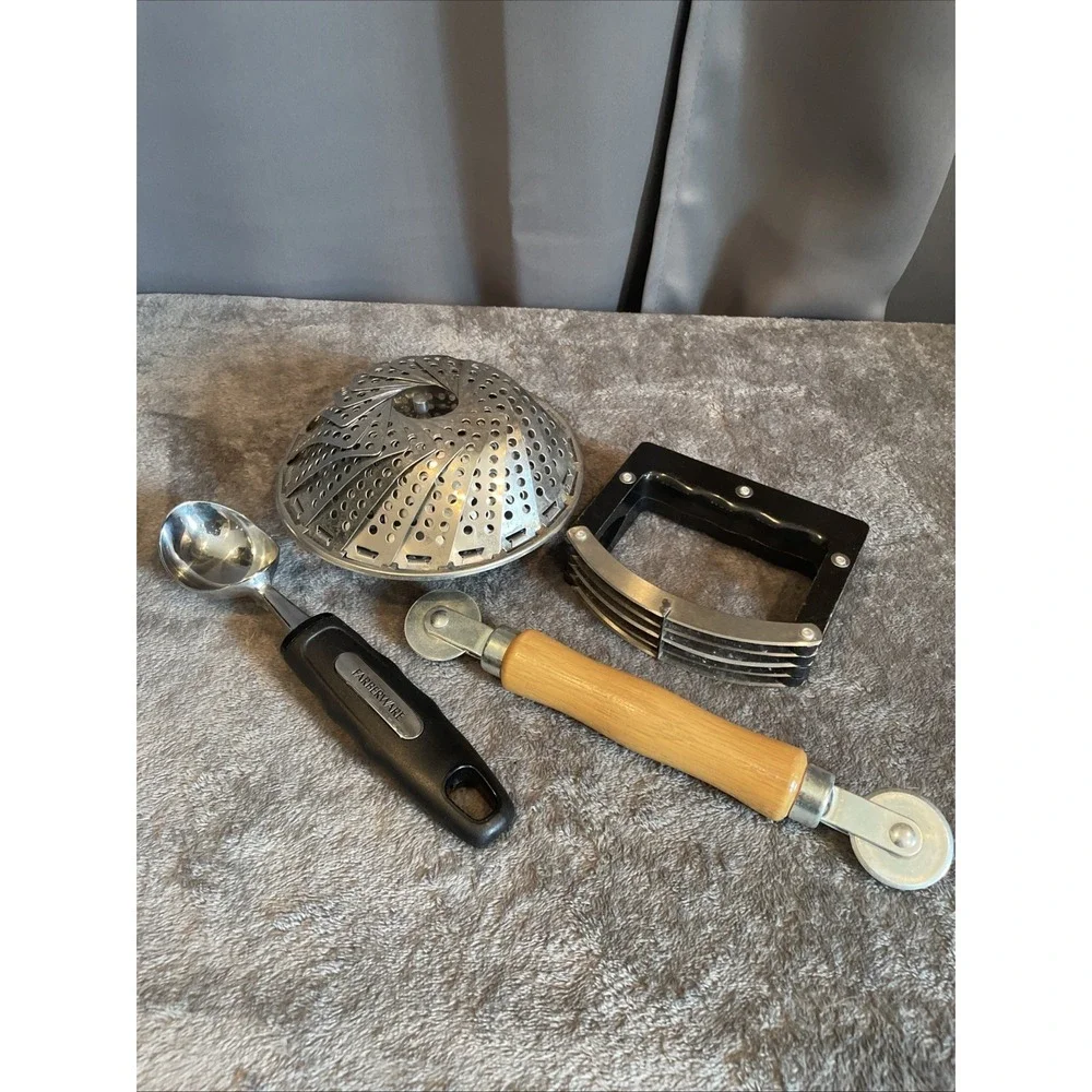 4 Pc VTG Kitchen Tool Lot Pastry Blender, Cutter Wheel,Farberware Scoop, Steamer